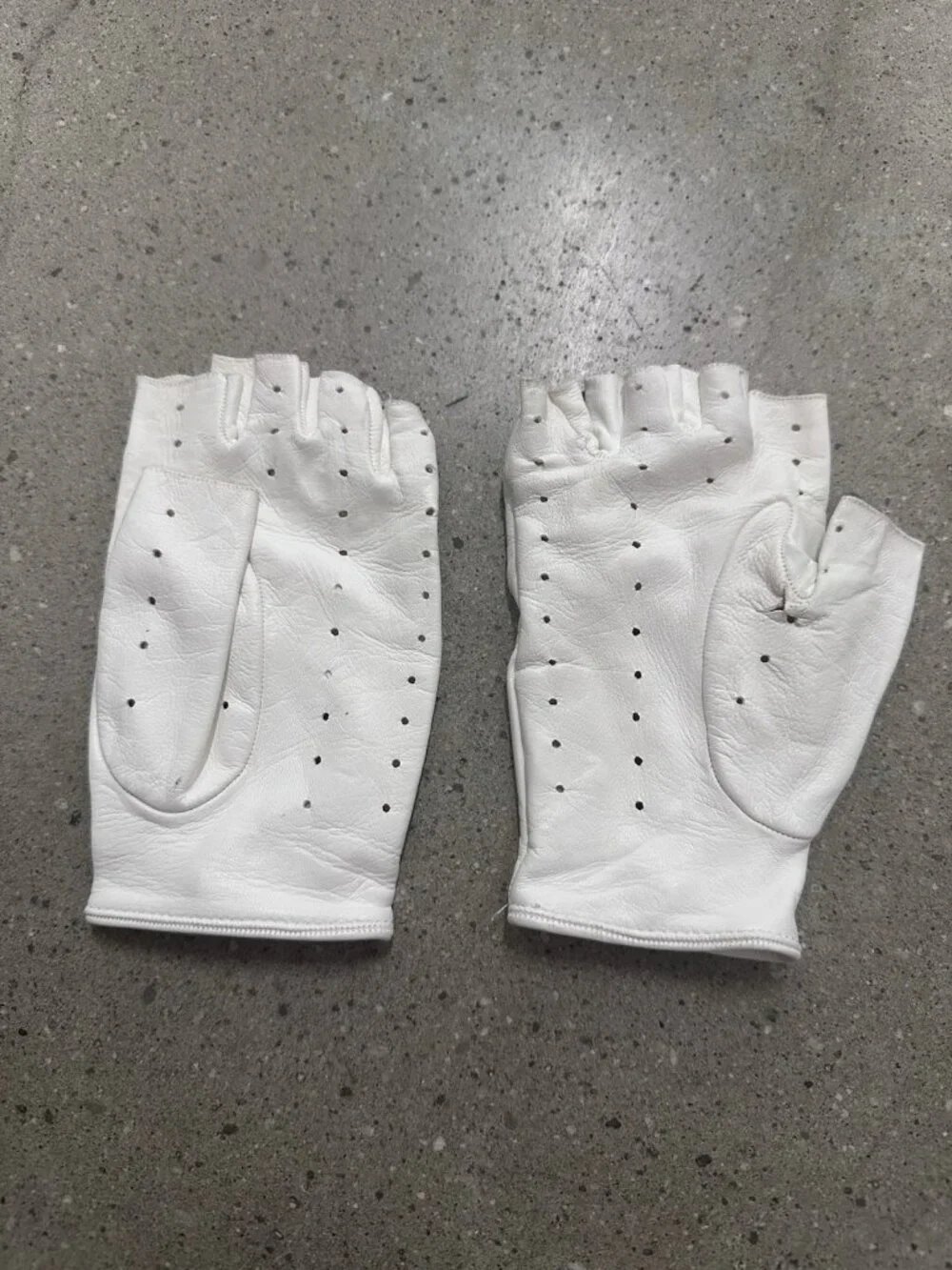 Valentino Garavani V Logo Signature Gloves in Avorio & Beige Oro